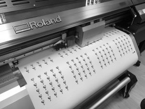 Een rol van digitale prints die uit een digitale printer komen