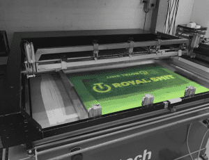 zeefdruk machine tijdens een zeefdruk