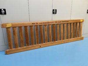 Houten bank graveren